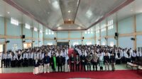 Momen foto KPU Merangin bersama 645 anggota PPS se-kabupaten Merangin di aula Universitas Merangin. Minggu (26/5/2024).