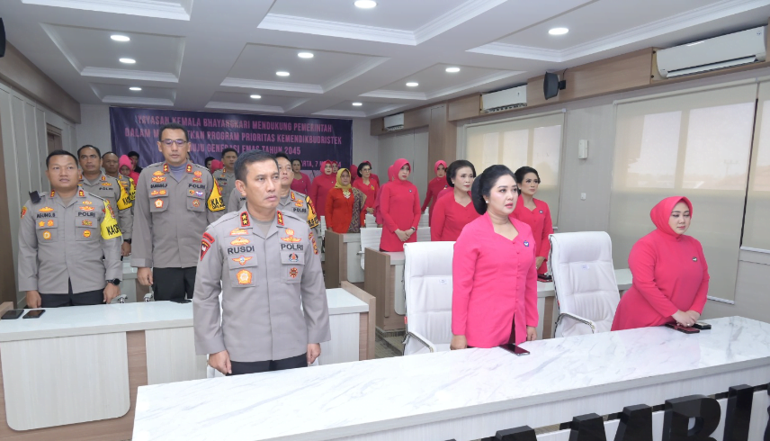 kapolda jambi, irjen pol rusdi hartono mengikuti upacara hut yayasan kemala bhayangkari via zoom meeting kapolda jambi, irjen pol rusdi hartono mengikuti upacara hut yayasan kemala bhayangkari via zoom meeting