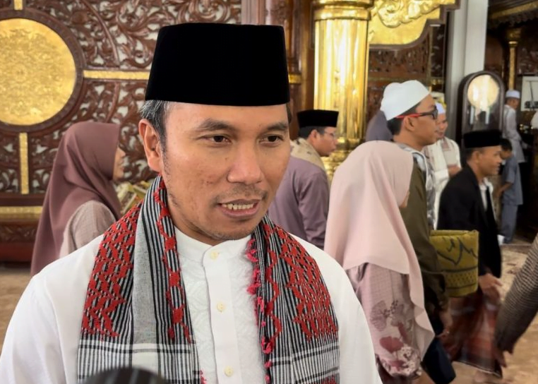 ketua dprd provinsi jambi, edi purwanto seusai sholat idul fitri. ketua dprd provinsi jambi, edi purwanto seusai sholat idul fitri.
