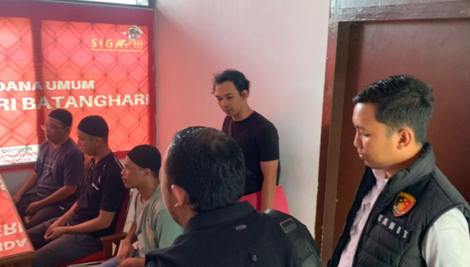 polda jambi limpahkan tiga tersangka kasus penyalahgunaan bbm subsidi ke kejari batang hari