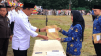 Penyerahan SK PPPK oleh Pj Bupati Kerinci, Asraf. Foto: Oga/Jambiseru.com