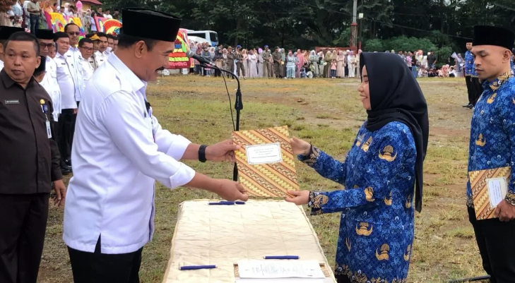 Penyerahan SK PPPK oleh Pj Bupati Kerinci, Asraf. Foto: Oga/Jambiseru.com Penyerahan SK PPPK oleh Pj Bupati Kerinci, Asraf. Foto: Oga/Jambiseru.com