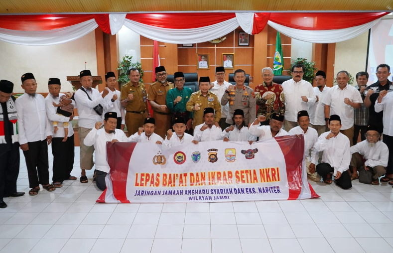 Gubernur Jambi, Al Haris foto bersama selepas acara.