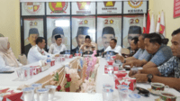 BBS mengembalikan formulir pendaftaran penjaringan calon kepala daerah (Cakada) di Partai Gerindra. BBS mengembalikan formulir pendaftaran penjaringan calon kepala daerah (Cakada) di Partai Gerindra.