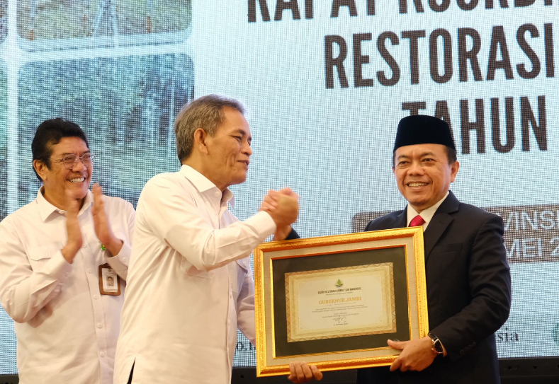 Gubernur Jambi, Al Haris saat menerima penghargaan. Gubernur Jambi, Al Haris saat menerima penghargaan.