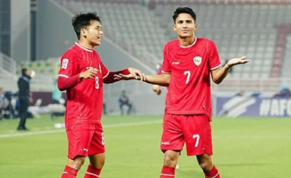 Dua punggawa Timnas Indonesia, Witan Sulaiman (kiri) dan Marselino Ferdinan (kanan).