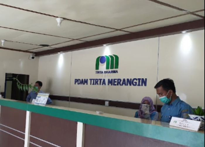 Tampak ruang pelayanan kantor Perumda Air Minum Tirta Merangin. Tampak ruang pelayanan kantor Perumda Air Minum Tirta Merangin.