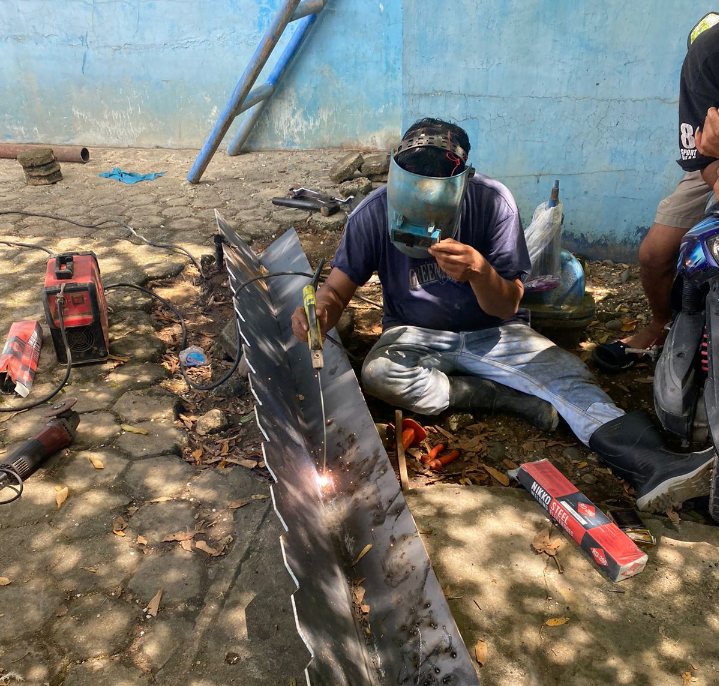 Petugas teknisi PDAM Merangin saat perbaiki alat saringan yang rusak penyebab air keruh.