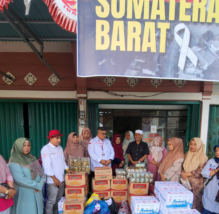 Ketua palang merah Indonesia (PMI) Merangin, Herman Efendi didampingi Sekretaris Mulyadi serahkan bantuan sembako untuk korban banjir bandang Galodo melalui ikatan keluarga Minang (IKM) Merangin. Jum'at (17/5/2024).