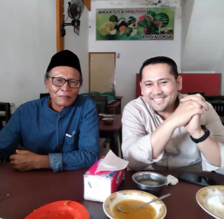 Bakal calon bupati (Bacabup) Merangin M Syukur (Kanan) saat makan siang bersama H Sukar (Kiri) di Rumah Makan Valencia Bangko. Selasa (21/5/2024). Bakal calon bupati (Bacabup) Merangin M Syukur (Kanan) saat makan siang bersama H Sukar (Kiri) di Rumah Makan Valencia Bangko. Selasa (21/5/2024).