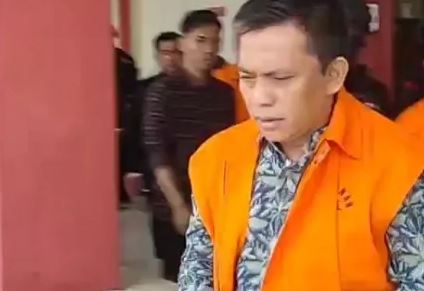 Ketua DPW PKB Provinsi Jambi Sofyan Ali, saat ditahan KPK. Ketua DPW PKB Provinsi Jambi Sofyan Ali, saat ditahan KPK.