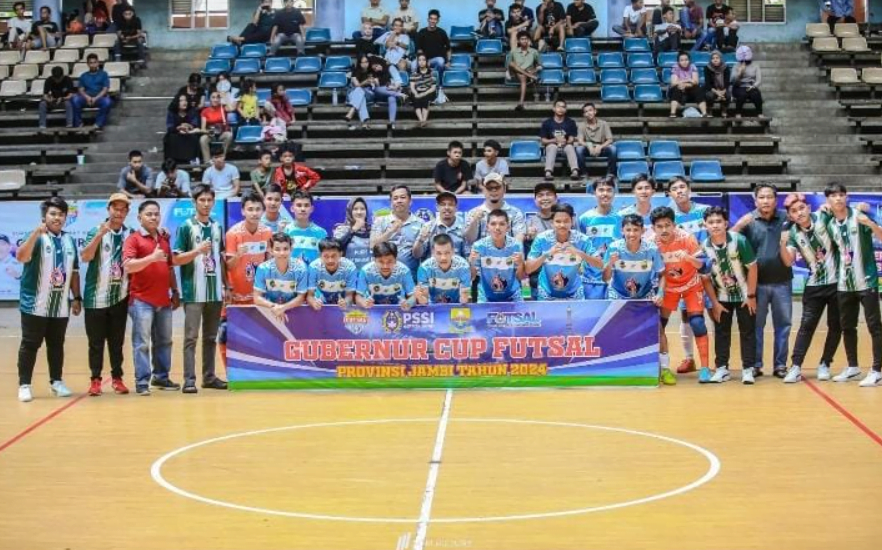 tim futsal muaro jambi foto bersama seusai dipastikan lolos ke babak semi pinal.