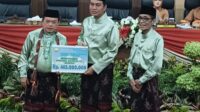 Gubernur Jambi, Al Haris serahkan bantuan beasiswa secara simbolis. Gubernur Jambi, Al Haris serahkan bantuan beasiswa secara simbolis.