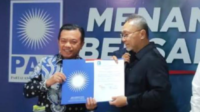 al haris saat terima sk dukungan dari ketua umum pan, zulkifli hasan. al haris saat terima sk dukungan dari ketua umum pan, zulkifli hasan.