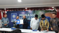 al haris saat terima sk dukungan dari pan al haris saat terima sk dukungan dari pan