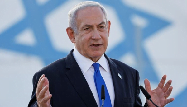 benjamin netanyahu mengkritik keputusan militer untuk melakukan jeda serangan di gaza selatan.