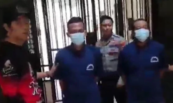 dua tersangka pengeroyok bos rental mobil ditahan di mapolres pati, dua tersangka pengeroyok bos rental mobil ditahan di mapolres pati,