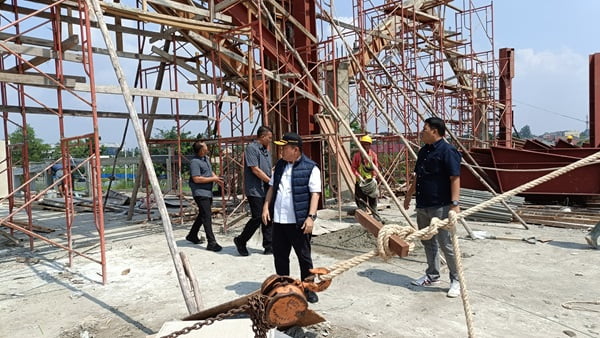 Gubernur Jambi, Al Haris saat sidak proyek islamic center.