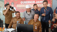 gubernur jambi, al haris saat mencoba jaringan internet di muara hemat kerinci. gubernur jambi, al haris saat mencoba jaringan internet di muara hemat kerinci.