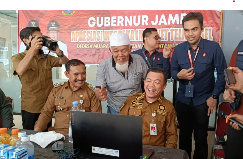 gubernur jambi, al haris saat mencoba jaringan internet di muara hemat kerinci. gubernur jambi, al haris saat mencoba jaringan internet di muara hemat kerinci.