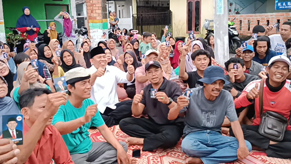 h abdul rahman saat ditengah tengah warga.
