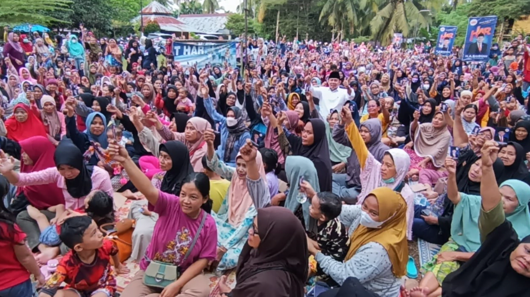 h rahman saat berada ditengah tengah warga.