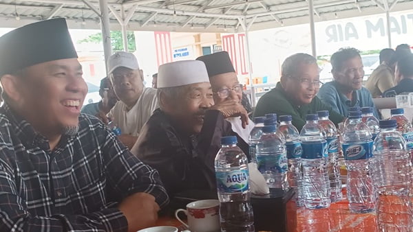 har hadiri pada grand opening kopi tiam air di pasar angso duo. har hadiri pada grand opening kopi tiam air di pasar angso duo.