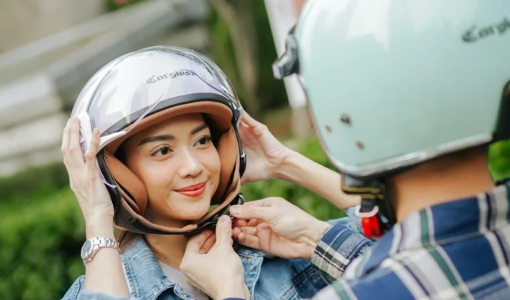 helm cargloss yrh didesain untuk perempuan sehingga cocok dipakai wanita berhijab.