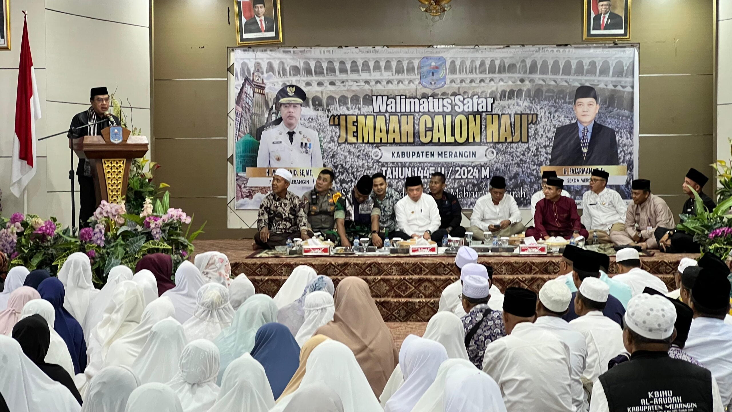 Pj Bupati Merangin H Mukti dampingi Gubernur Jambi Al Haris melepas calon jemaah haji (CJH) kabupaten Merangin di rumah dinas bupati. Sabtu (1/6/2024).