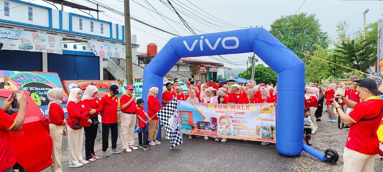dr. Djarizal SpM, MPH saat melepas peserta jalan santai dalam rangka memperingati HUT RS Raudhah ke-9. Minggu (9/6/2024).