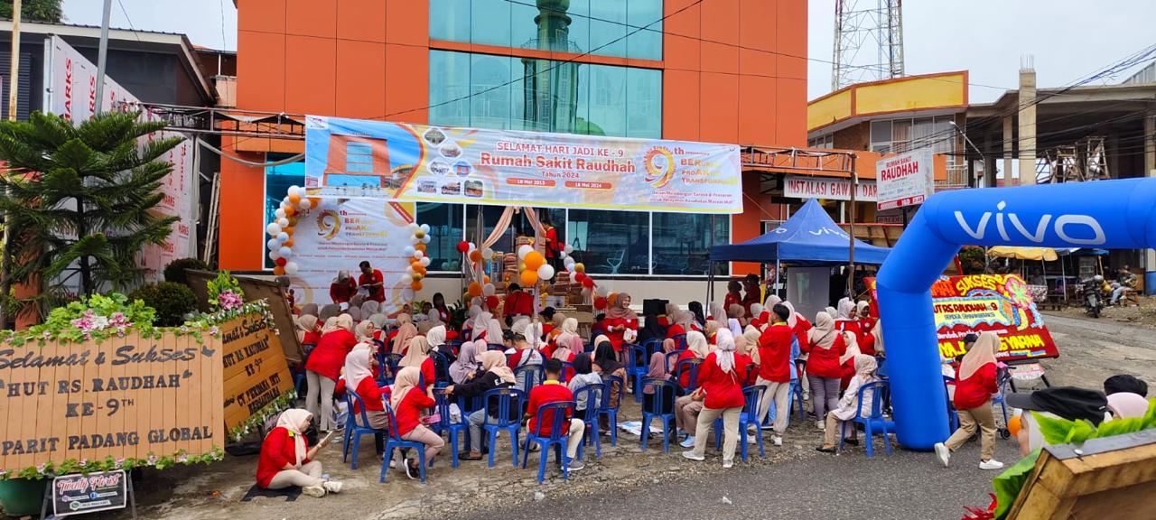 Moment bagi-bagi doorprize usai jalan santai karyawan RS Raudhah Bangko. 