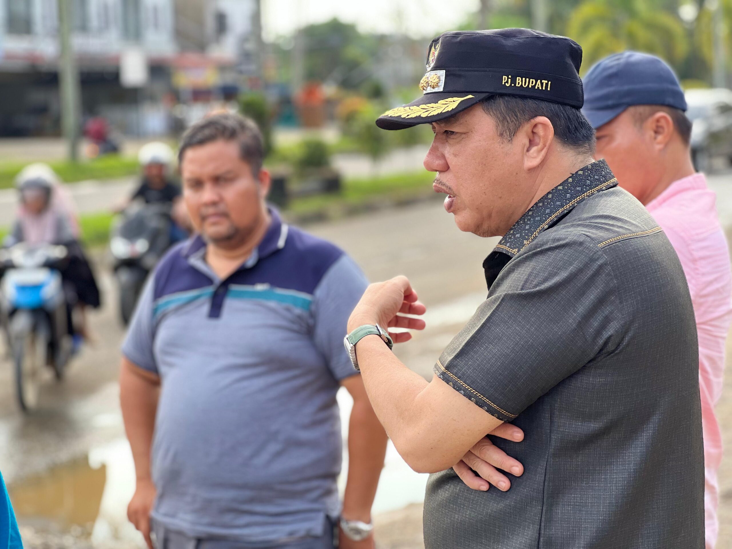 Pj Bupati Merangin H Mukti saat pantau kerusakan jalan di Kota Bangko dan Jalur tiga Sungai Ulak. Selasa (18/6/2024).
