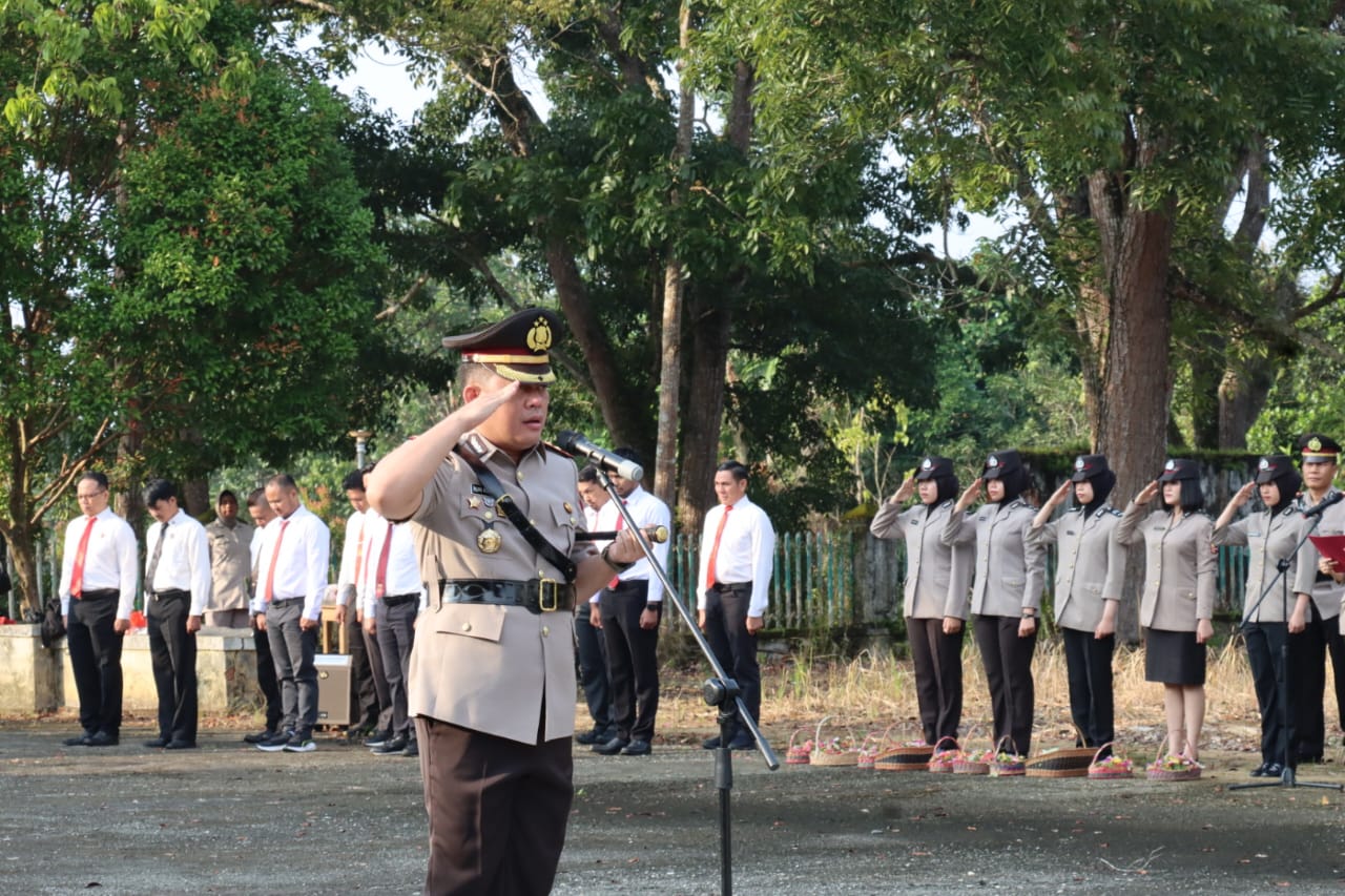 Kapolres Merangin Ruri Roberto pimpin upacara dan tabur bunga di Taman Makam Pahlawan dalam rangka memperingati hari Bhayangkara ke-78. Senin (24/6/2024). Kapolres Merangin Ruri Roberto pimpin upacara dan tabur bunga di Taman Makam Pahlawan dalam rangka memperingati hari Bhayangkara ke-78. Senin (24/6/2024).
