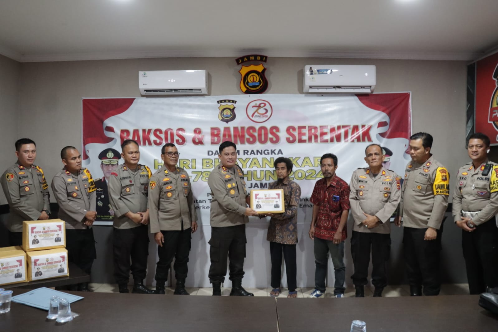 Kapolres Merangin AKBP Ruri Roberto saat menyerahkan sembako ke perwakilan waega Suku Anak Dalam (SAD) di Mapolres Merangin. Rabu (26/6/2024). Kapolres Merangin AKBP Ruri Roberto saat menyerahkan sembako ke perwakilan waega Suku Anak Dalam (SAD) di Mapolres Merangin. Rabu (26/6/2024).