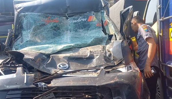 kecelakaan truk vs mobil, kecelakaan truk vs mobil,