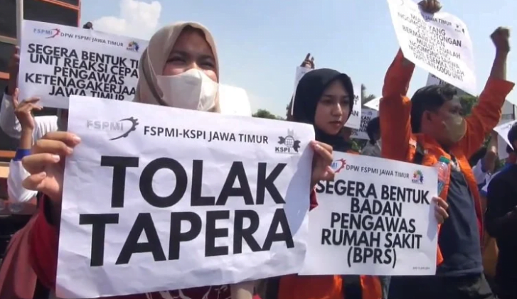 ratusan buruh dari berbagai wilayah di jawa timur berkumpul di depan gedung negara grahadi menolak kebijakan tapera