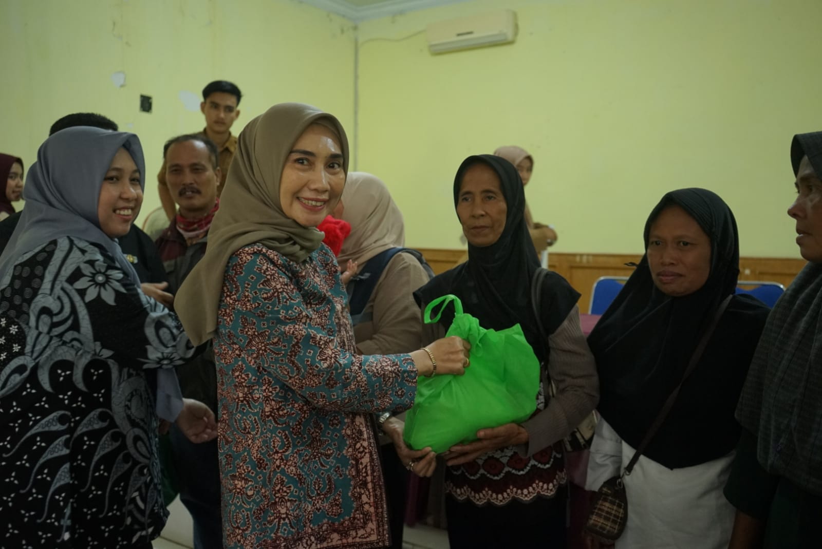 salurkan sembako di mestong