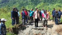 Wako Ahmadi meninjau kondisi jalan rusak. Foto: Oga/Jambiseru.com