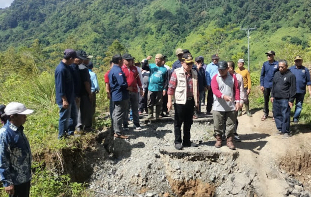 Wako Ahmadi meninjau kondisi jalan rusak. Foto: Oga/Jambiseru.com
