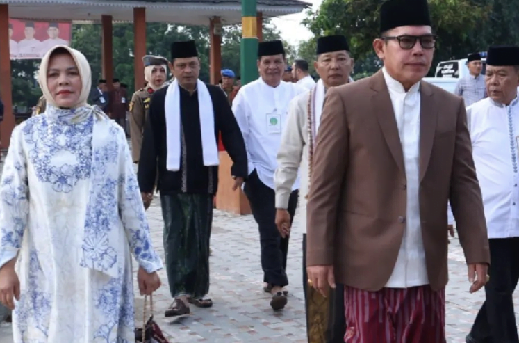 Wako Ahmadi Shalat Idul Fitri bersama warga. Foto: Oga/Jambiseru.com