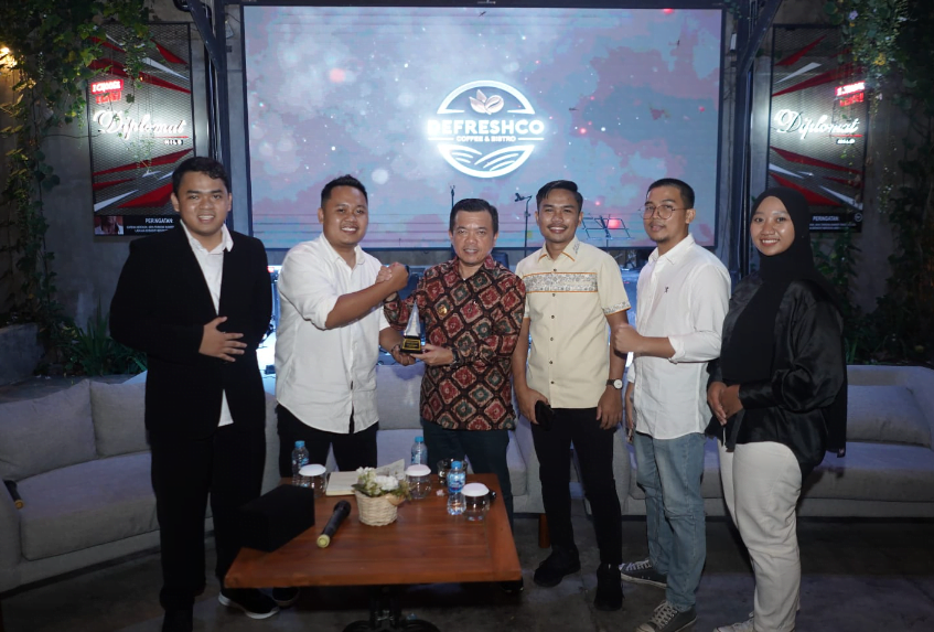 Al Haris bersama mahasiswa asal Jambi yang kuliah di Pulau Jawa.