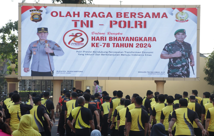 senam sehat menyambut hari bhayangkara ke 78 bersama polda jambi. senam sehat menyambut hari bhayangkara ke 78 bersama polda jambi.