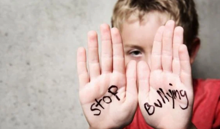 seorang siswi smp di kota bekasi berinisial fap (14) dikeroyok teman teman sebayanya hingga mengalami memar. seorang siswi smp di kota bekasi berinisial fap (14) dikeroyok teman teman sebayanya hingga mengalami memar.