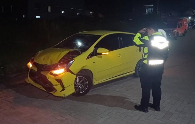 seorang suami berinisial ey (37) mengejar dan menabrak mobil istrinya hingga rusak, ri (41) kecamatan cibeureum, kota sukabumi seorang suami berinisial ey (37) mengejar dan menabrak mobil istrinya hingga rusak, ri (41) kecamatan cibeureum, kota sukabumi