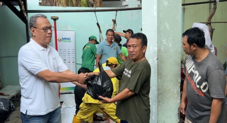 terima daging kurban dari mnc peduli, warga kecamatan menteng bersyukur