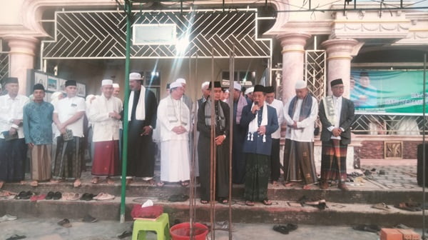 wagub saat menghadiri kegiatan subuh keliling dan peletakan batu pertama pembangunan perluasan masjid babussalam rt. 12 kelurahan buluran kenali wagub saat menghadiri kegiatan subuh keliling dan peletakan batu pertama pembangunan perluasan masjid babussalam rt. 12 kelurahan buluran kenali
