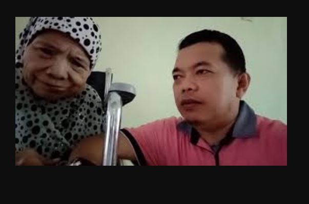 Momen Al Haris (kanan) bersama Emaknya. Foto : ist