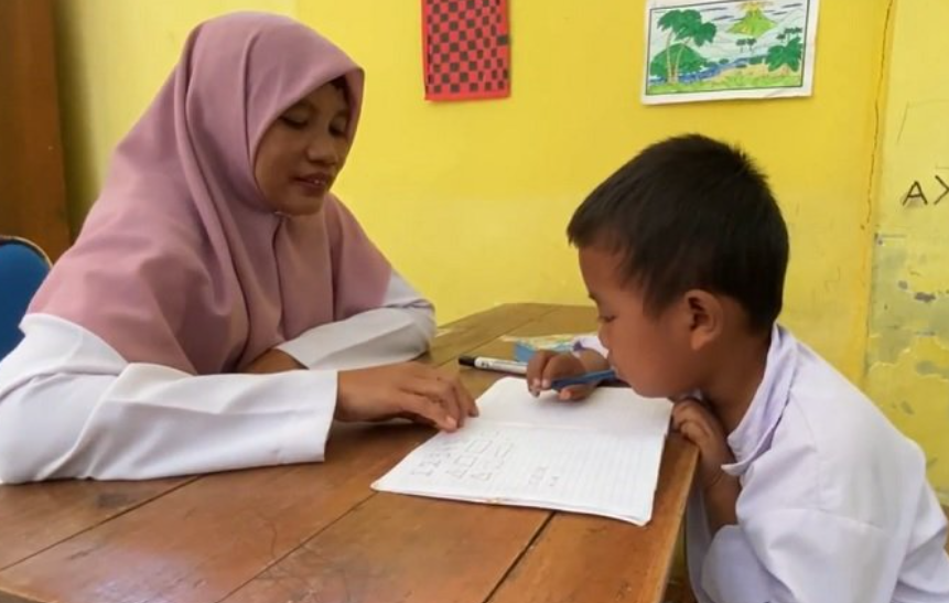 awal tahun ajaran baru 2024, suasana di sdn sumberaji 1, desa sumberaji, kecamatan kabuh, kabupaten jombang terasa sepi.
