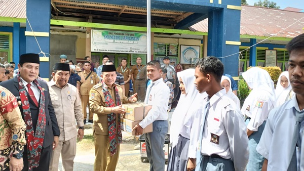 gubernur al haris serahkan dumisake bantuan pendidikan di kabupaten sarolangun gubernur al haris serahkan dumisake bantuan pendidikan di kabupaten sarolangun