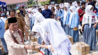 gubernur jambi, al haris menyerahkan bantuan dumisake pendidikan di muaro jambi gubernur jambi, al haris menyerahkan bantuan dumisake pendidikan di muaro jambi
